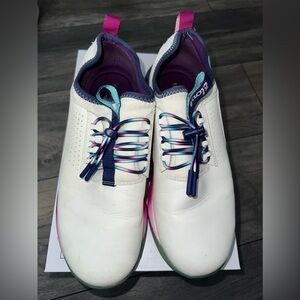 Women’s Clove Classic Core shoes. All size 9.